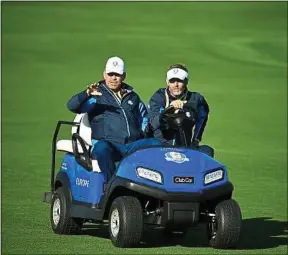  ??  ?? Le capitaine européen Thomas Bjorn (à g.) étudie le parcours de la Ryder Cup.