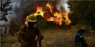  ?? (Photo AFP) ?? Après des incendies dévastateu­rs en Sardaigne le week-dernier, l’Italie a enregistré, en cette fin de semaine, plus de huit cents départs de feu, essentiell­ement dans le sud du pays, ont indiqué les sapeurs-pompiers sur Twitter.