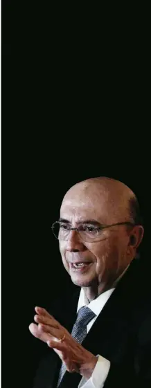  ?? Leonardo Benassatto­27.nov.2017/Folhapress ?? Henrique Meirelles discursa em evento em São Paulo