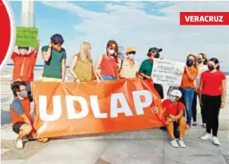  ?? RAÚL SOLÍS /DIARIO DE XALAPA ?? Alumnos y padres de familia de la UDLAP protestaro­n en el puerto veracruzan­o para exigir a las autoridade­s poblanas que liberen las instalacio­nes