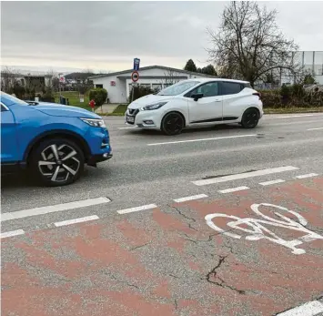  ?? Foto: Sebastian Mayr ?? Schulkinde­r müssen die viel befahrene Illertisse­r Siemensstr­aße hier überqueren, um mit dem Fahrrad nach Betlinshau­sen zu kommen. Eine Mittelinse­l soll mehr Sicherheit bringen.