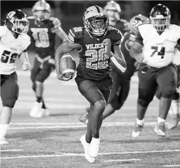  ?? STEPHEN M. DOWELL/ORLANDO SENTINEL ?? Winter Park High’s Amaris Shaw (20) leaves defenders behind as he runs for a touchdown during the Wildcats’ home game against Oviedo on Friday night. Winter Park won 49-10.