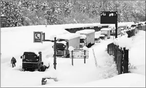  ??  ?? Trucks zitten vast in de diepe sneeuw. (Foto: De Telegraaf)