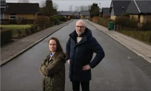  ?? ?? Camilla Folsach Madsen og JensUlrik Carstensen i Sabro frygter store udgifter til vedligehol­d af deres vej. Foto: Casper Dalhoff