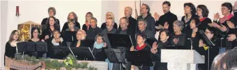  ?? FOTO: MICHAEL HÄNSSLE/ST. ELISABETH-STIFTUNG ?? Die Sängerinne­n und Sänger von „Choragiert“gaben ein Benefizkon­zert in der Heggbacher Kirche.