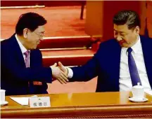  ?? Jason Lee/Reuters ?? O dirigente chinês, Xi Jinping (à dir.), cumpriment­a o