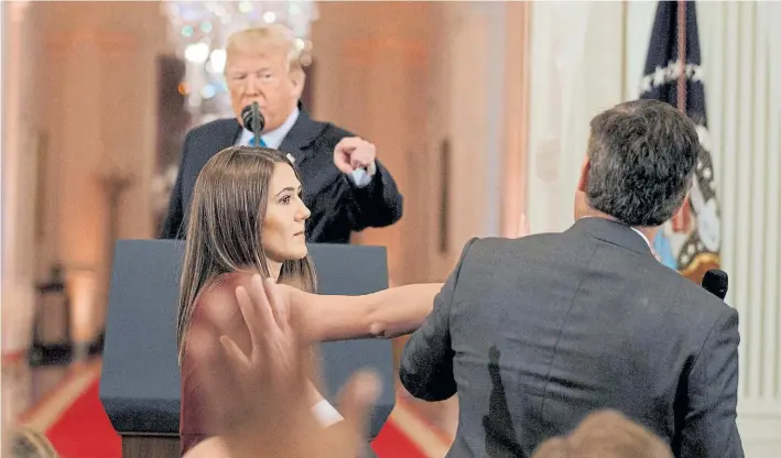  ?? AP ?? Papelón y escándalo. Trump, irritado, señala con el dedo a un periodista de la cadena CNN, a quien acabó de insultar. Luego le canceló el acceso a la Casa Blanca.