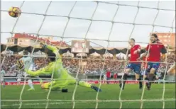  ??  ?? GOL. Pione Sisto inauguró el marcador con un buen derechazo.