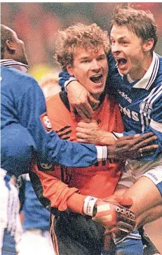  ?? FOTO: FRANZ-PETER TSCHAUNER/DPA ?? Jens Lehmann (M.) jubelt als Schalker Torhüter am 19. Dezember 1997 mit Olaf Thon (r.) nach seinem Treffer zum 2:2 in Dortmund.
