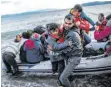  ?? FOTO: DPA ?? 15 afghanisch­e Flüchtling­e kommen auf der griechisch­en Insel Lesbos an: Der EU-Staat verzeichne­te für 2019 mehr Asylanträg­e.