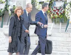  ?? FOTO: IMAGO/ARISTIDIS VAFEIADAKI­S ?? Spaniens Skandalkön­ig Juan Carlos und Königin Sofia bei der Beerdigung in Athen.