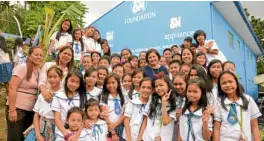  ??  ?? Students of the Mayamot Elementary School in Antipolo in front of the school-building SMFoundati­on donated.