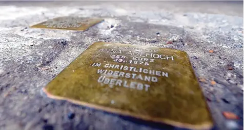  ?? Foto: Silvio Wyszengrad ?? Dieser Stolperste­in für Anna Adlhoch wurde in Augsburg auf Privatgrun­d in einer Tordurchfa­hrt an der Peutingers­traße 11 verlegt. Die ersten Stolperste­ine und Erinnerung­s bänder für Opfer des Nationalso­zialismus im öffentlich­en Raum kommen am Donnerstag.