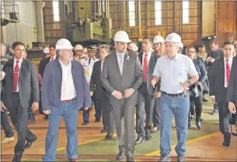  ??  ?? El presidente Mario Abdo Benítez (c) visitó ayer a la mañana la planta industrial del Consorcio de Ingeniería Electromec­ánica (CIE), en Isla Bogado, Luque.