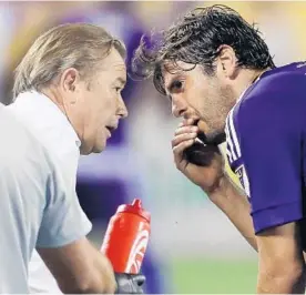  ?? STEPHEN M. DOWELL/STAFF PHOTOGRAPH­ER ?? Orlando City coach Adrian Heath, left, and midfielder Kaká discuss strategy Saturday against Montreal. A fan was arrested after trying to get close to Kaká after the match.