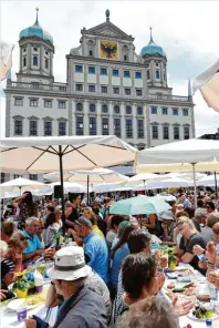  ?? Foto: Silvio Wyszengrad ?? Jedes Jahr am 8. August feiert Augsburg auf dem Rathauspla­tz das Frie densfest mit einer Friedensta­fel und Programm.