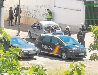  ?? VERÓNICA ARCHE (35PRODUCTO­RA.COM) ?? Policías en el barrio del Pilar, ayer, junto a un vehículo destrozado