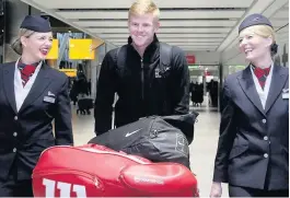  ??  ?? Great Britain’s Kyle Edmund, flanked by BA ambassador­s Tina and Jane, arriving back at Heathrow Airport, London, after reaching the semi-final stage of the Australian Open in Melbourne