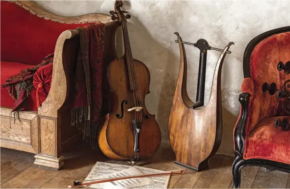  ??  ?? LES INSTRUMENT­S À CORDES sont aussi de vrais objets de décoration. Ces étuis en bois du XIXe siècle (ci-dessus) ou cet authentiqu­e canapé de salon de musique du XVIIIe (ci-contre) montrent à quel point l’univers du mélomane est esthétique et inspirant.