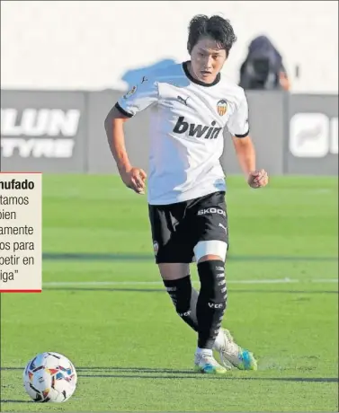  ??  ?? Kang In Lee golpea el balón durante el amistoso que disputó el Valencia ante el Cartagena.