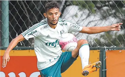  ??  ?? Derrotado na Justiça, o meia Gustavo Scarpa não pode mais treinar nas dependênci­as do Palmeiras