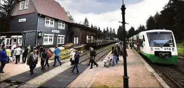  ??  ?? Das Shuttle bei einem Halt am Bahnhof Rennsteig zwischen Schmiedefe­ld und Frauenwald. Archivfoto: Ralf Ehrlich