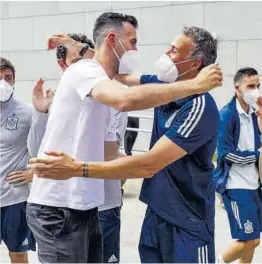  ?? RFEF ?? Luis Enrique recibe ayer a Busquets con un abrazo en Madrid.
