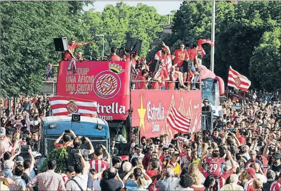  ?? PERE DURAN / NORD MEDIA ?? La afición del Girona FC vibró con su equipo en la celebració­n del ascenso a Primera, que siguieron unas 15.000 personas en la calle