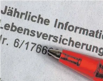  ?? FOTO: ARMIN WEIGEL/DPA ?? Verbrauche­r, die in Zukunft eine Lebensvers­icherung abschließe­n, müssen sich auf einen deutlich geringeren Garantiezi­ns einstellen.