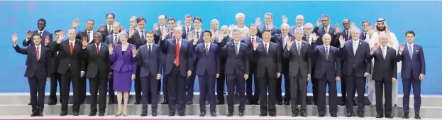  ??  ?? صورة جماعية التقطت لقادة دول مجموعة العشرين في العاصمة األرجنتيني­ة بيونس آيرس التي تستضيف القمة.