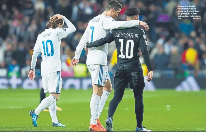  ?? FOTO: GETTY ?? Neymar abandonó el partido fundido en un abrazo con Cristiano Ronaldo, que le ganó el duelo individual que todos esperaban