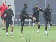  ?? FOTOS: P. PUNTÍ ?? El Barça se entrenó bajo la lluvia con un Valverde atento a todo. Rakitic dio la sorpresa luciendo un nuevo ‘look’ capilar rubio platino.