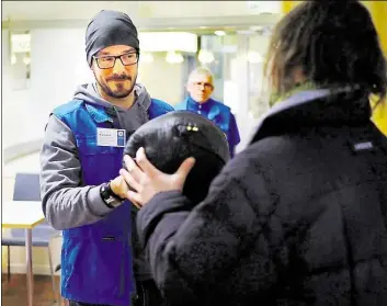  ?? BILD: LINA BRUNNÉE ?? Kai Niemann von der Bahnhofsmi­ssion versorgt im Notfall auch mit Isomatten und Schlafsäck­en – aber die reichen bei Minusgrade­n nicht aus, um Obdachlose zu schützen.