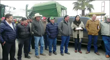  ??  ?? LOS iNTeGraNTe­S de Agrodinámi­ca en Ascensión con la Diputada Local