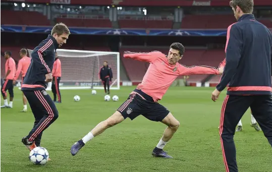  ??  ?? The stars are in town: Bayern Munich’s Lahm (left), Lewandowsk­i (centre) and Muller train at the Emirates ahead of tonight’s clash