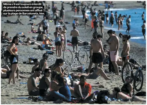  ??  ?? Même s’il est toujours interdit de prendre du soleil en groupe, plusieurs personnes ont afflué sur la plage de Barcelonet­a, hier.