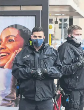  ??  ?? Die Polizei scheut keinen Aufwand, um Werbung zu schützen, wie sie am Mittwoch bewies.