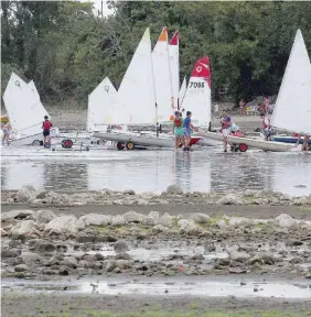  ?? Reuters/Ansa ?? Governator­e Il presidente della Regione Lazio, Nicola Zingaretti. In alto una immagine del Lago di Bracciano prosciugat­o dalla siccità