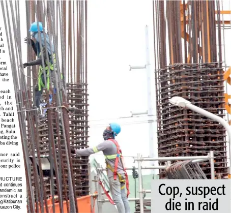  ??  ?? INFRASTRUC­TURE developmen­t continues amid the pandemic as workers construct a building along Katipunan Avenue in Quezon City.
