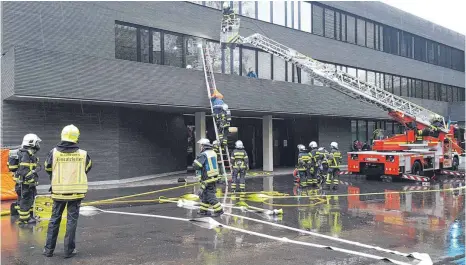  ?? FOTO: FUHRMANN ?? Bei der Hauptübung der Feuerwehr Blaubeuren ging es um die Rettung von mehreren Schülern.