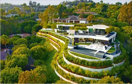  ?? The Agency ?? THE SPEC MANSION in Beverly Hills connected to an internatio­nal embezzleme­nt case includes a moat-style water feature.