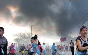  ?? FOTOS POR: JESÚS RICO ?? La comunidad que se aglomeró en el lugar del incendio, corrió despavorid­a ante la voracidad de las llamas.