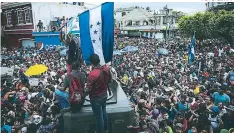  ?? FOTO: EL AFP ?? Miles de hondureños se mantienen en la frontera entre Guatemala y México para seguir en caravana hacia Estados Unidos.
