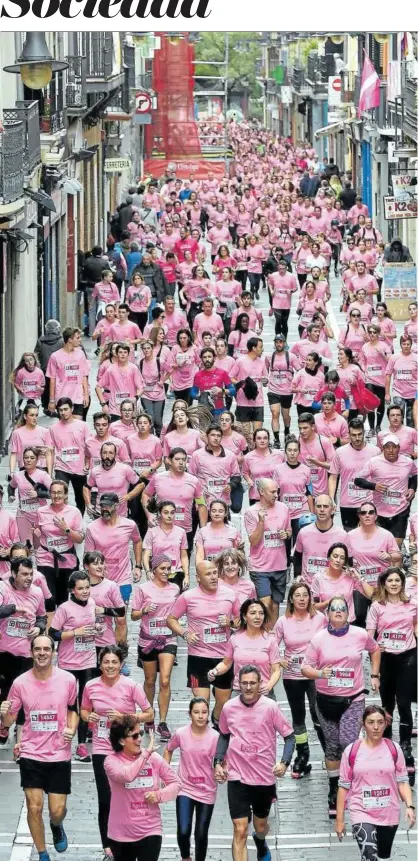  ??  ?? Participan­tes en la última edición de la carrera solidaria, que este año no se celebrará por la covid-19.