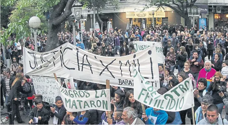  ?? DELFO RODRíGUEZ ?? Basta. Cientos de personas se congregaro­n ayer en el centro de la capital provincial para exigir justicia luego de la masacre en la que fueron asesinadas tres mujeres.