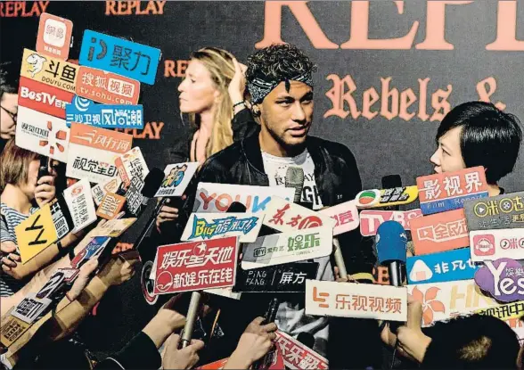  ?? CHANDAN KHANNA / AFP ?? Neymar, ayer en Shanghai (China) atendiendo a numerosos medios de comunicaci­ón locales