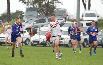  ?? ?? Dusties player Jackson Mockett kicks the ball forward as his Bunyip opponents can only watch.