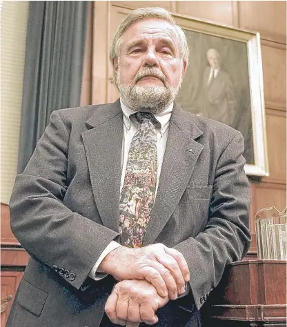  ?? JOE MARQUETTE/AP ?? David Schippers, chief Republican investigat­or for the House Judiciary Committee, is shown on Aug. 10, 1998. He fought organized crime as a federal prosecutor in Chicago before taking a job investigat­ing President Bill Clinton.