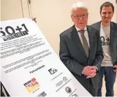  ?? FOTO: DPA ?? DFL-Präsident Reinhard Rauball mit Manuel Gaber, dem 50+1-Vertreter.