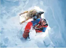  ?? ARCHIVFOTO: DPA ?? Ein Mitarbeite­r der Bergwacht und ein Lawinenhun­d proben den Ernstfall – und der trat im Allgäu 2017 häufiger auf als im Vorjahr.